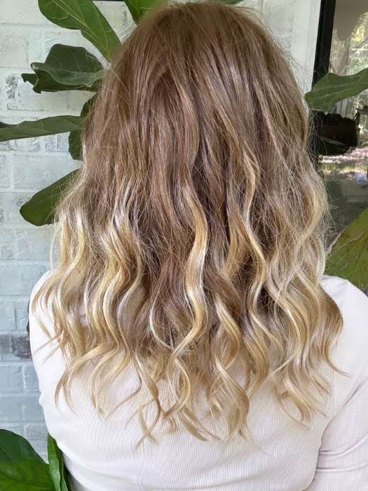 Marcie Mertz @wig.obsessed Wears RACHEL LITE by JON RENAU in S14-26/88RO SUNSHINE | Medium Natural-Ash Blonde & Medium Red-Gold Blonde Blend roots to midlength, Light Natural Gold Blonde Blend midlength to ends