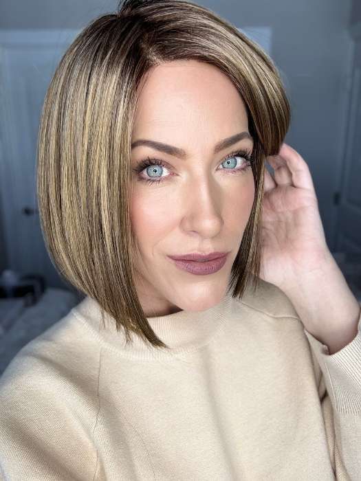 Kristyna Moore @kristynamoore wearing LONDON by ENVY BY ALAN EATON in color  TOASTED SESAME | Medium Brown roots with overall Warm Cinnamon base and Wheat Blonde highlights