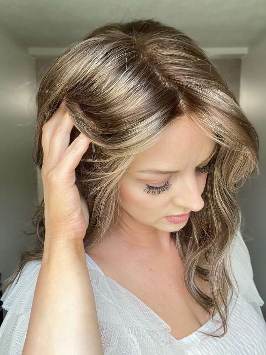 Sandy @i_be_wiggin wearing RACHEL LITE by JON RENAU in color 10RH16 CAFFE MOCHA | Light Brown with 33% Light Natural Blonde Highlights