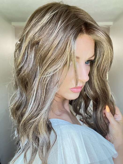 Sandy @i_be_wiggin wearing RACHEL LITE by JON RENAU in color 10RH16 CAFFE MOCHA | Light Brown with 33% Light Natural Blonde Highlights