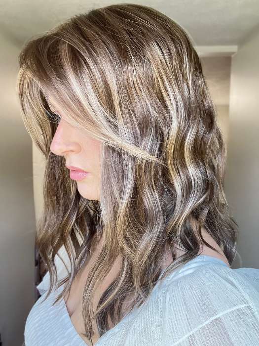 Sandy @i_be_wiggin wearing RACHEL LITE by JON RENAU in color 10RH16 CAFFE MOCHA | Light Brown with 33% Light Natural Blonde Highlights