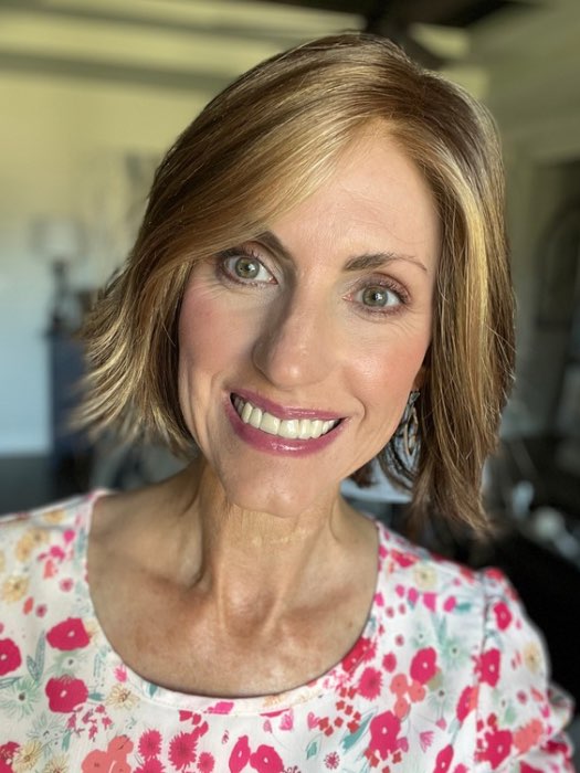 Lisa Mullins @beautifulyouwigreviews wearing ESPRIT by ELLEN WILLE in color MOCCA-LIGHTED 12.830.20 | Light Brown Base with Light Caramel Highlights on the Top only and a Darker Nape