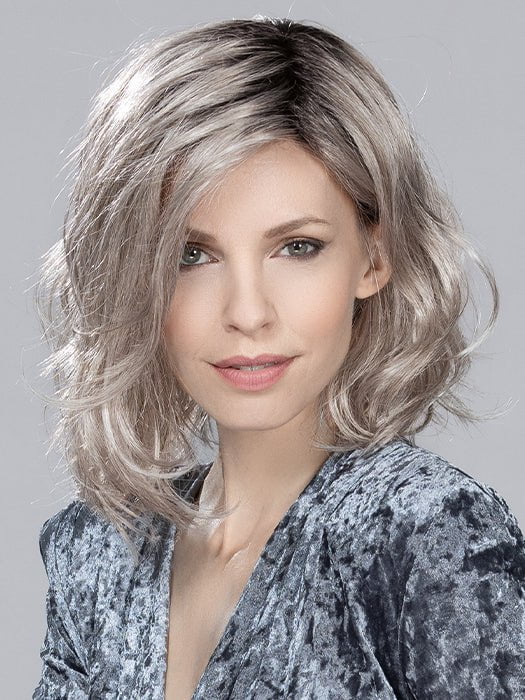 The relaxed waves give this mid-length bob its stunning look