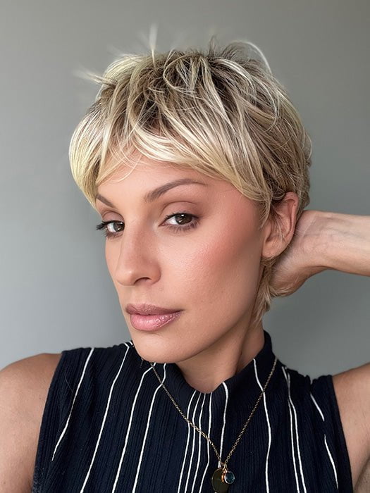 Roxie wearing SWEPT BACK SHORT CUT by HIARDO in SS14/88 SHADED GOLDEN WHEAT | Medium Blonde streaked with Pale Gold highlights, Medium Brown roots