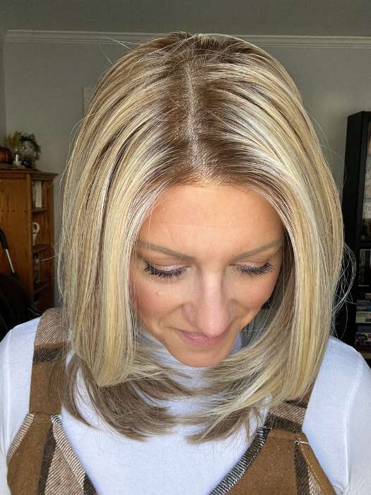 Jami @wig_diaries wearing DREW by JON RENAU in color 12FS12 MALIBU BLONDE | LIght Gold Brown, Light Natural Gold Blonde, Pale Natural Gold-Blonde Blend, Shaded with Light Gold Brown
